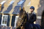 Lunteren 22 november 2021
Presentatie paarden calendar waarvan opbrengst naar het KWF gaat . Bridget Maasland en Samantha Steenwijk krijgen het eerste exemplaar . Ze kopen per paard aanrijden