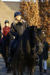 Lunteren 22 november 2021
Presentatie paarden calendar waarvan opbrengst naar het KWF gaat . Bridget Maasland en Samantha Steenwijk krijgen het eerste exemplaar . Ze kopen per paard aanrijden