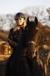 Lunteren 22 november 2021
Presentatie paarden calendar waarvan opbrengst naar het KWF gaat . Bridget Maasland en Samantha Steenwijk krijgen het eerste exemplaar . Ze kopen per paard aanrijden