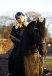 Lunteren 22 november 2021
Presentatie paarden calendar waarvan opbrengst naar het KWF gaat . Bridget Maasland en Samantha Steenwijk krijgen het eerste exemplaar . Ze kopen per paard aanrijden