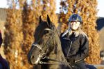 Lunteren 22 november 2021
Presentatie paarden calendar waarvan opbrengst naar het KWF gaat . Bridget Maasland en Samantha Steenwijk krijgen het eerste exemplaar . Ze kopen per paard aanrijden