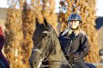 Lunteren 22 november 2021
Presentatie paarden calendar waarvan opbrengst naar het KWF gaat . Bridget Maasland en Samantha Steenwijk krijgen het eerste exemplaar . Ze kopen per paard aanrijden