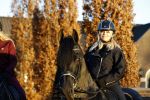 Lunteren 22 november 2021
Presentatie paarden calendar waarvan opbrengst naar het KWF gaat . Bridget Maasland en Samantha Steenwijk krijgen het eerste exemplaar . Ze kopen per paard aanrijden