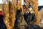 Lunteren 22 november 2021
Presentatie paarden calendar waarvan opbrengst naar het KWF gaat . Bridget Maasland en Samantha Steenwijk krijgen het eerste exemplaar . Ze kopen per paard aanrijden