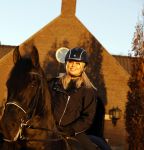 Lunteren 22 november 2021
Presentatie paarden calendar waarvan opbrengst naar het KWF gaat . Bridget Maasland en Samantha Steenwijk krijgen het eerste exemplaar . Ze kopen per paard aanrijden