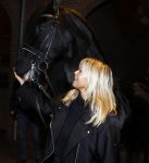 Lunteren 22 november 2021
Presentatie paarden calendar waarvan opbrengst naar het KWF gaat . Bridget Maasland en Samantha Steenwijk krijgen het eerste exemplaar . Ze kopen per paard aanrijden