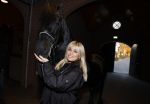 Lunteren 22 november 2021
Presentatie paarden calendar waarvan opbrengst naar het KWF gaat . Bridget Maasland en Samantha Steenwijk krijgen het eerste exemplaar . Ze kopen per paard aanrijden