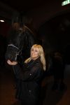 Lunteren 22 november 2021
Presentatie paarden calendar waarvan opbrengst naar het KWF gaat . Bridget Maasland en Samantha Steenwijk krijgen het eerste exemplaar . Ze kopen per paard aanrijden