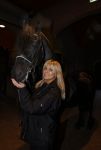 Lunteren 22 november 2021
Presentatie paarden calendar waarvan opbrengst naar het KWF gaat . Bridget Maasland en Samantha Steenwijk krijgen het eerste exemplaar . Ze kopen per paard aanrijden