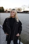 Lunteren 22 november 2021
Presentatie paarden calendar waarvan opbrengst naar het KWF gaat . Bridget Maasland en Samantha Steenwijk krijgen het eerste exemplaar . Ze kopen per paard aanrijden