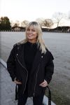 Lunteren 22 november 2021
Presentatie paarden calendar waarvan opbrengst naar het KWF gaat . Bridget Maasland en Samantha Steenwijk krijgen het eerste exemplaar . Ze kopen per paard aanrijden