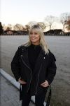 Lunteren 22 november 2021
Presentatie paarden calendar waarvan opbrengst naar het KWF gaat . Bridget Maasland en Samantha Steenwijk krijgen het eerste exemplaar . Ze kopen per paard aanrijden