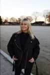 Lunteren 22 november 2021
Presentatie paarden calendar waarvan opbrengst naar het KWF gaat . Bridget Maasland en Samantha Steenwijk krijgen het eerste exemplaar . Ze kopen per paard aanrijden