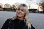 Lunteren 22 november 2021
Presentatie paarden calendar waarvan opbrengst naar het KWF gaat . Bridget Maasland en Samantha Steenwijk krijgen het eerste exemplaar . Ze kopen per paard aanrijden