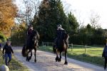 Lunteren 22 november 2021
Presentatie paarden calendar waarvan opbrengst naar het KWF gaat . Bridget Maasland en Samantha Steenwijk krijgen het eerste exemplaar . Ze kopen per paard aanrijden