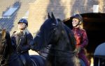 Lunteren 22 november 2021
Presentatie paarden calendar waarvan opbrengst naar het KWF gaat . Bridget Maasland en Samantha Steenwijk krijgen het eerste exemplaar . Ze kopen per paard aanrijden