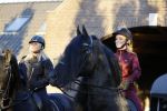 Lunteren 22 november 2021
Presentatie paarden calendar waarvan opbrengst naar het KWF gaat . Bridget Maasland en Samantha Steenwijk krijgen het eerste exemplaar . Ze kopen per paard aanrijden