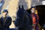 Lunteren 22 november 2021
Presentatie paarden calendar waarvan opbrengst naar het KWF gaat . Bridget Maasland en Samantha Steenwijk krijgen het eerste exemplaar . Ze kopen per paard aanrijden