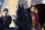 Lunteren 22 november 2021
Presentatie paarden calendar waarvan opbrengst naar het KWF gaat . Bridget Maasland en Samantha Steenwijk krijgen het eerste exemplaar . Ze kopen per paard aanrijden
