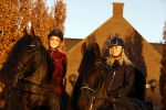 Lunteren 22 november 2021
Presentatie paarden calendar waarvan opbrengst naar het KWF gaat . Bridget Maasland en Samantha Steenwijk krijgen het eerste exemplaar . Ze kopen per paard aanrijden