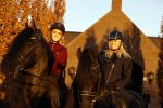 Lunteren 22 november 2021
Presentatie paarden calendar waarvan opbrengst naar het KWF gaat . Bridget Maasland en Samantha Steenwijk krijgen het eerste exemplaar . Ze kopen per paard aanrijden