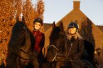 Lunteren 22 november 2021
Presentatie paarden calendar waarvan opbrengst naar het KWF gaat . Bridget Maasland en Samantha Steenwijk krijgen het eerste exemplaar . Ze kopen per paard aanrijden