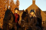 Lunteren 22 november 2021
Presentatie paarden calendar waarvan opbrengst naar het KWF gaat . Bridget Maasland en Samantha Steenwijk krijgen het eerste exemplaar . Ze kopen per paard aanrijden