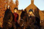 Lunteren 22 november 2021
Presentatie paarden calendar waarvan opbrengst naar het KWF gaat . Bridget Maasland en Samantha Steenwijk krijgen het eerste exemplaar . Ze kopen per paard aanrijden