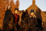 Lunteren 22 november 2021
Presentatie paarden calendar waarvan opbrengst naar het KWF gaat . Bridget Maasland en Samantha Steenwijk krijgen het eerste exemplaar . Ze kopen per paard aanrijden