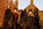 Lunteren 22 november 2021
Presentatie paarden calendar waarvan opbrengst naar het KWF gaat . Bridget Maasland en Samantha Steenwijk krijgen het eerste exemplaar . Ze kopen per paard aanrijden
