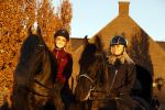 Lunteren 22 november 2021
Presentatie paarden calendar waarvan opbrengst naar het KWF gaat . Bridget Maasland en Samantha Steenwijk krijgen het eerste exemplaar . Ze kopen per paard aanrijden