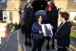 Lunteren 22 november 2021
Presentatie paarden calendar waarvan opbrengst naar het KWF gaat . Bridget Maasland en Samantha Steenwijk krijgen het eerste exemplaar . Ze kopen per paard aanrijden