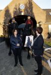 Lunteren 22 november 2021
Presentatie paarden calendar waarvan opbrengst naar het KWF gaat . Bridget Maasland en Samantha Steenwijk krijgen het eerste exemplaar . Ze kopen per paard aanrijden
