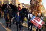 Lunteren 22 november 2021
Presentatie paarden calendar waarvan opbrengst naar het KWF gaat . Bridget Maasland en Samantha Steenwijk krijgen het eerste exemplaar . Ze kopen per paard aanrijden