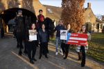 Lunteren 22 november 2021
Presentatie paarden calendar waarvan opbrengst naar het KWF gaat . Bridget Maasland en Samantha Steenwijk krijgen het eerste exemplaar . Ze kopen per paard aanrijden