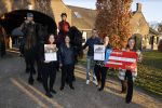 Lunteren 22 november 2021
Presentatie paarden calendar waarvan opbrengst naar het KWF gaat . Bridget Maasland en Samantha Steenwijk krijgen het eerste exemplaar . Ze kopen per paard aanrijden