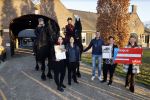 Lunteren 22 november 2021
Presentatie paarden calendar waarvan opbrengst naar het KWF gaat . Bridget Maasland en Samantha Steenwijk krijgen het eerste exemplaar . Ze kopen per paard aanrijden