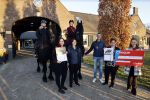 Lunteren 22 november 2021
Presentatie paarden calendar waarvan opbrengst naar het KWF gaat . Bridget Maasland en Samantha Steenwijk krijgen het eerste exemplaar . Ze kopen per paard aanrijden