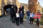 Lunteren 22 november 2021
Presentatie paarden calendar waarvan opbrengst naar het KWF gaat . Bridget Maasland en Samantha Steenwijk krijgen het eerste exemplaar . Ze kopen per paard aanrijden