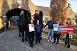 Lunteren 22 november 2021
Presentatie paarden calendar waarvan opbrengst naar het KWF gaat . Bridget Maasland en Samantha Steenwijk krijgen het eerste exemplaar . Ze kopen per paard aanrijden