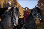 Lunteren 22 november 2021
Presentatie paarden calendar waarvan opbrengst naar het KWF gaat . Bridget Maasland en Samantha Steenwijk krijgen het eerste exemplaar . Ze kopen per paard aanrijden
