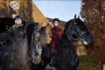 Lunteren 22 november 2021
Presentatie paarden calendar waarvan opbrengst naar het KWF gaat . Bridget Maasland en Samantha Steenwijk krijgen het eerste exemplaar . Ze kopen per paard aanrijden