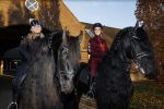 Lunteren 22 november 2021
Presentatie paarden calendar waarvan opbrengst naar het KWF gaat . Bridget Maasland en Samantha Steenwijk krijgen het eerste exemplaar . Ze kopen per paard aanrijden