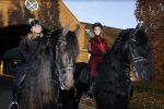Lunteren 22 november 2021
Presentatie paarden calendar waarvan opbrengst naar het KWF gaat . Bridget Maasland en Samantha Steenwijk krijgen het eerste exemplaar . Ze kopen per paard aanrijden