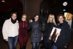 Lunteren 22 november 2021
Presentatie paarden calendar waarvan opbrengst naar het KWF gaat . Bridget Maasland en Samantha Steenwijk krijgen het eerste exemplaar . Ze kopen per paard aanrijden