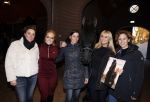Lunteren 22 november 2021
Presentatie paarden calendar waarvan opbrengst naar het KWF gaat . Bridget Maasland en Samantha Steenwijk krijgen het eerste exemplaar . Ze kopen per paard aanrijden