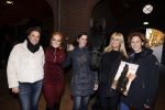 Lunteren 22 november 2021
Presentatie paarden calendar waarvan opbrengst naar het KWF gaat . Bridget Maasland en Samantha Steenwijk krijgen het eerste exemplaar . Ze kopen per paard aanrijden