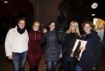 Lunteren 22 november 2021
Presentatie paarden calendar waarvan opbrengst naar het KWF gaat . Bridget Maasland en Samantha Steenwijk krijgen het eerste exemplaar . Ze kopen per paard aanrijden