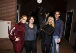 Lunteren 22 november 2021
Presentatie paarden calendar waarvan opbrengst naar het KWF gaat . Bridget Maasland en Samantha Steenwijk krijgen het eerste exemplaar . Ze kopen per paard aanrijden