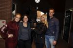 Lunteren 22 november 2021
Presentatie paarden calendar waarvan opbrengst naar het KWF gaat . Bridget Maasland en Samantha Steenwijk krijgen het eerste exemplaar . Ze kopen per paard aanrijden